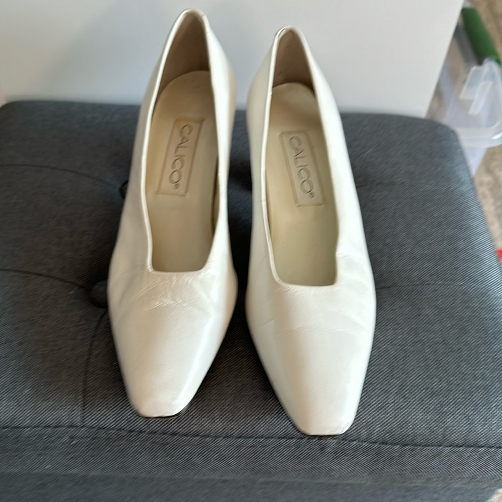 CALICO WHITE HEELS SIZE 9 2.5"HEELS